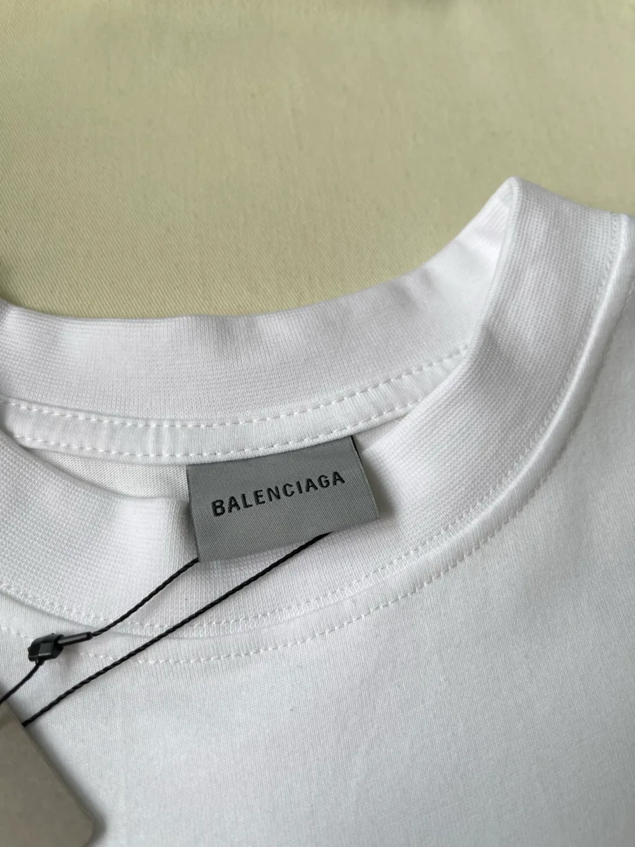 Внутренняя бирка с логотипом Balenciaga на горловине футболки