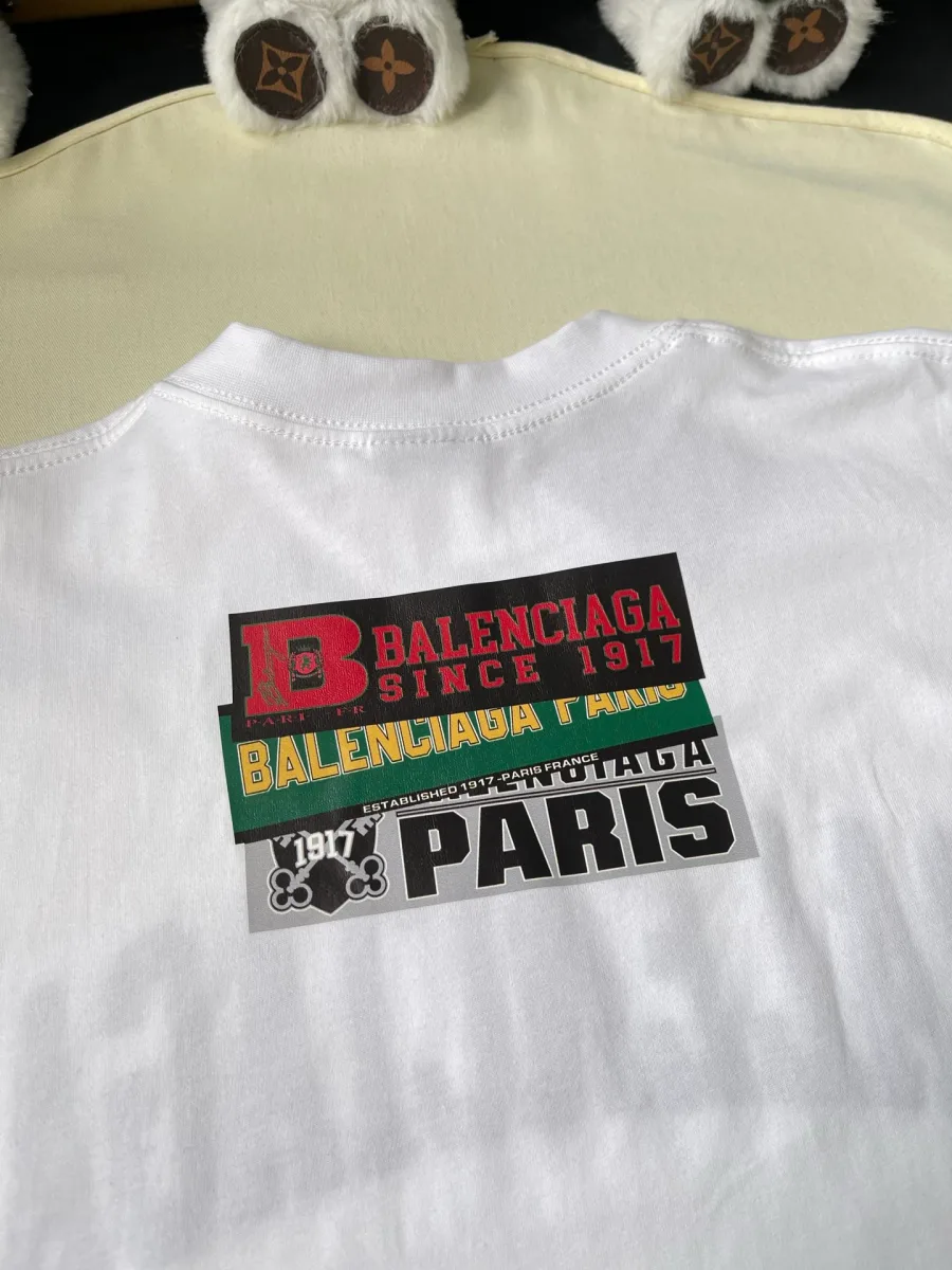 Контрастный графический принт Balenciaga Paris на спинке футболки
