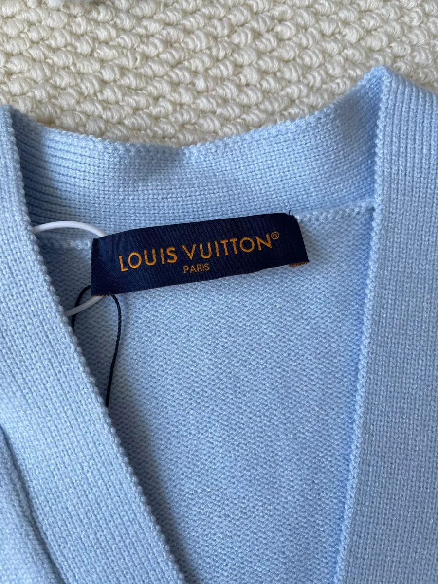 Фирменная бирка Louis Vuitton Paris на внутренней стороне горловины