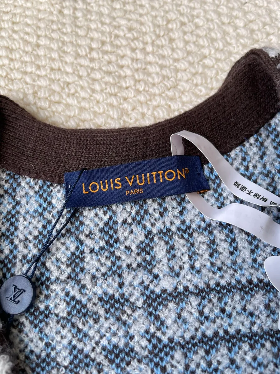 Фирменная бирка Louis Vuitton на внутренней стороне горловины