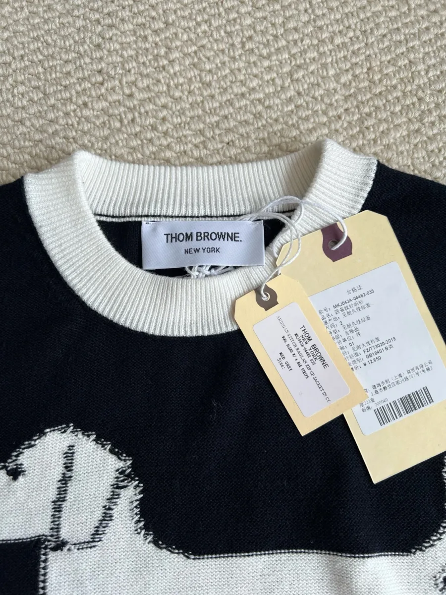 Круглый вырез горловины джемпера в рубчик с фирменной биркой Thom Browne New York