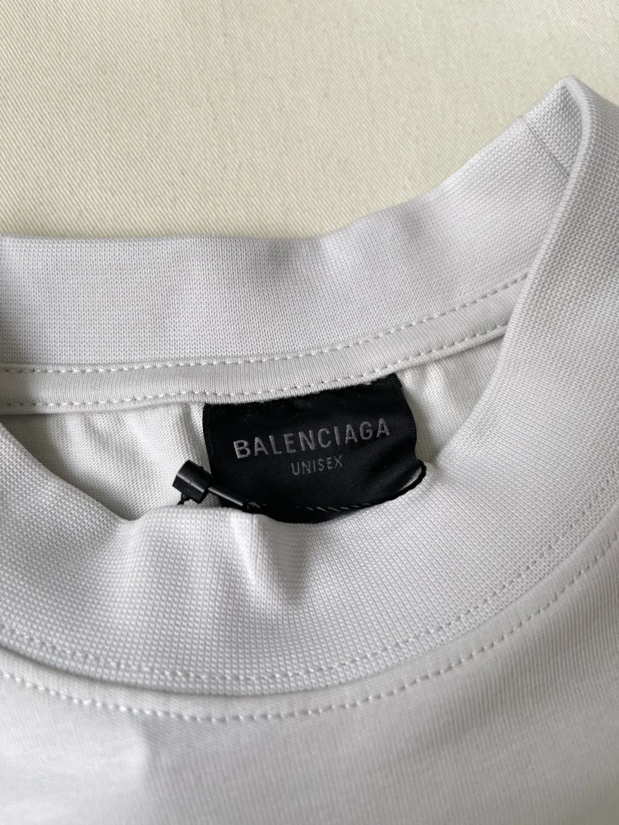 Фирменный тканевый ярлык Balenciaga Unisex на горловине с изнанки
