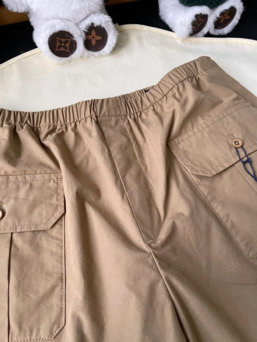 Эластичный пояс и передняя планка шорт, вид крупным планом