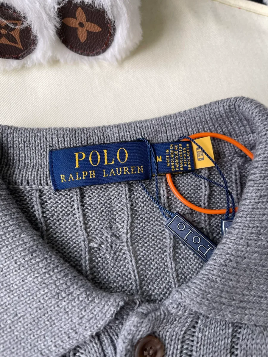 Фирменная бирка Polo Ralph Lauren на внутренней стороне воротника