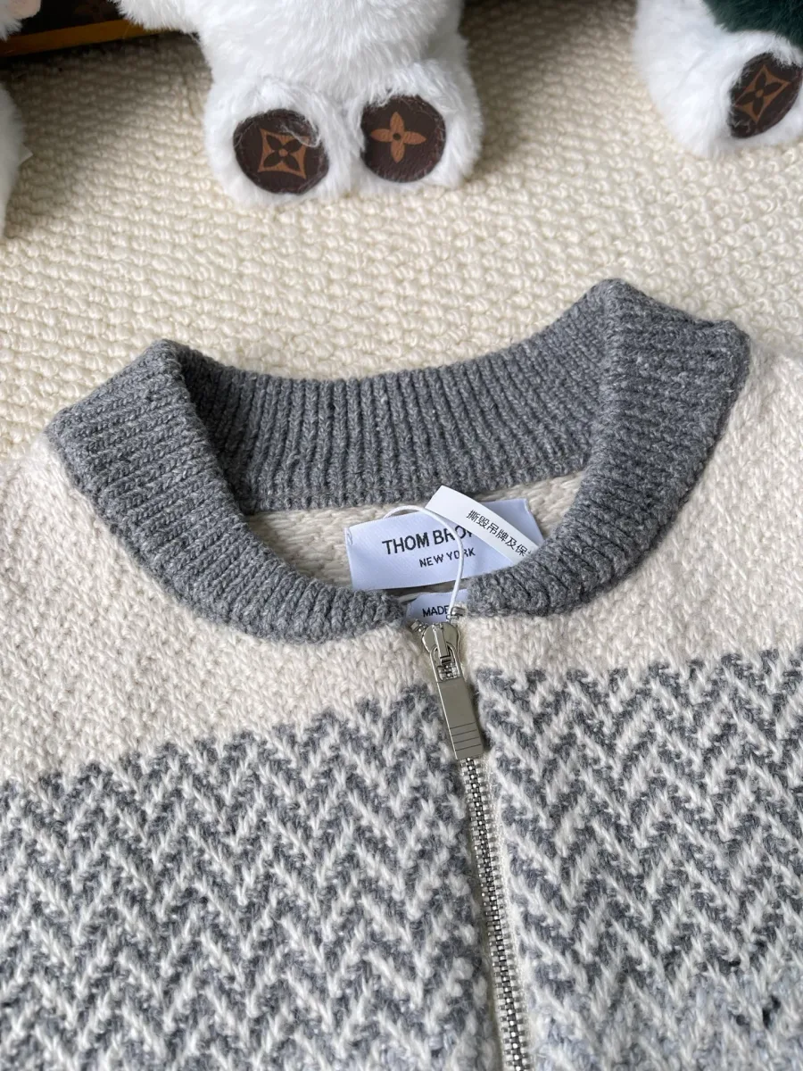 Воротник-стойка кардигана крупным планом с биркой Thom Browne на горловине