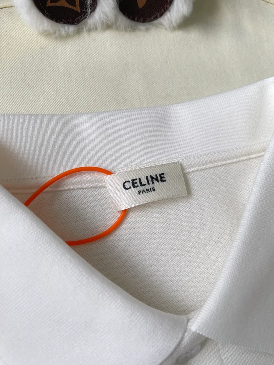Фирменный тканевый ярлык Celine на внутренней стороне горловины
