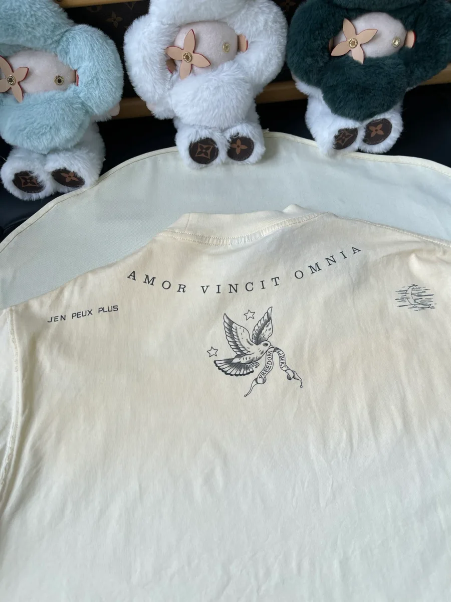 Принт со слоганом Amor Vincit Omnia и ласточкой на верхней части спинки