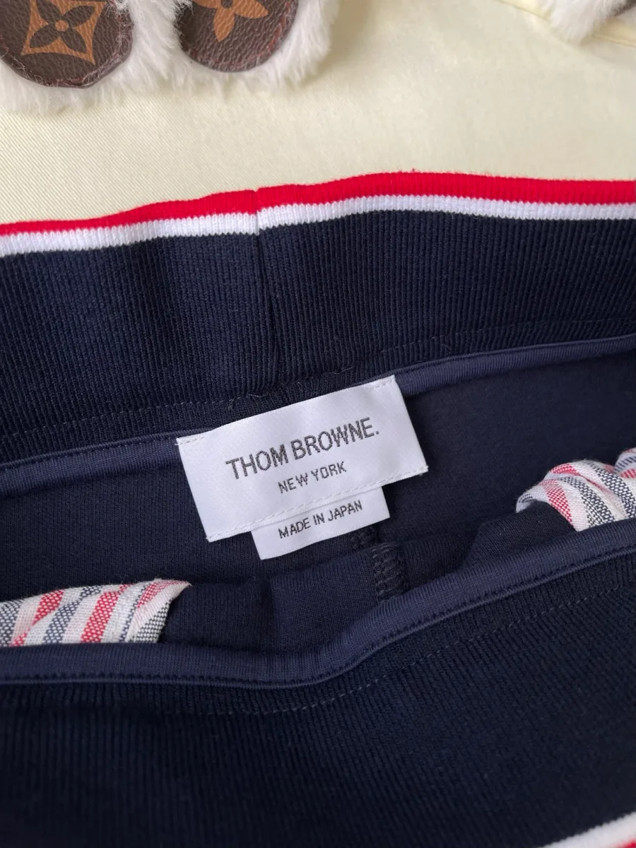 Внутренняя бирка Thom Browne New York на эластичном поясе шорт