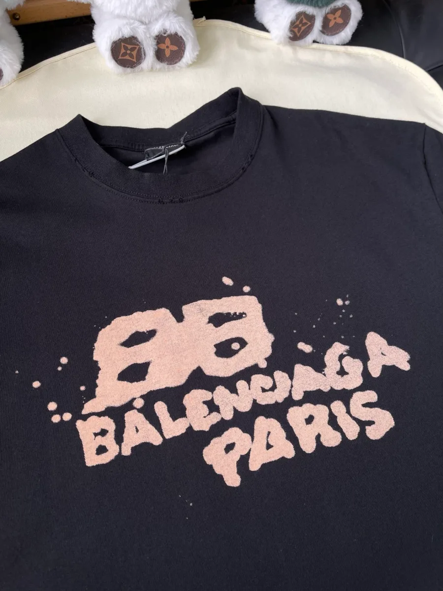 Крупный план бежевого принта BB Balenciaga Paris с каплями краски