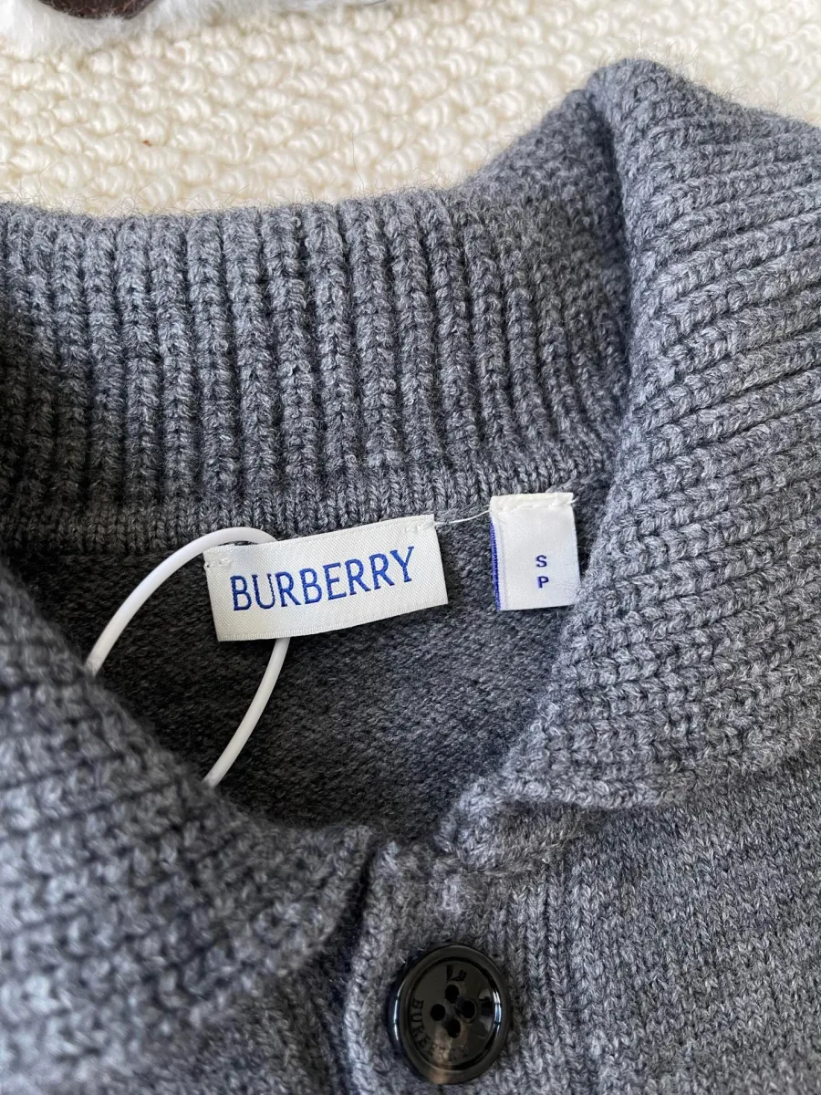 Внутренняя бирка с логотипом Burberry и маркировкой размера на воротнике