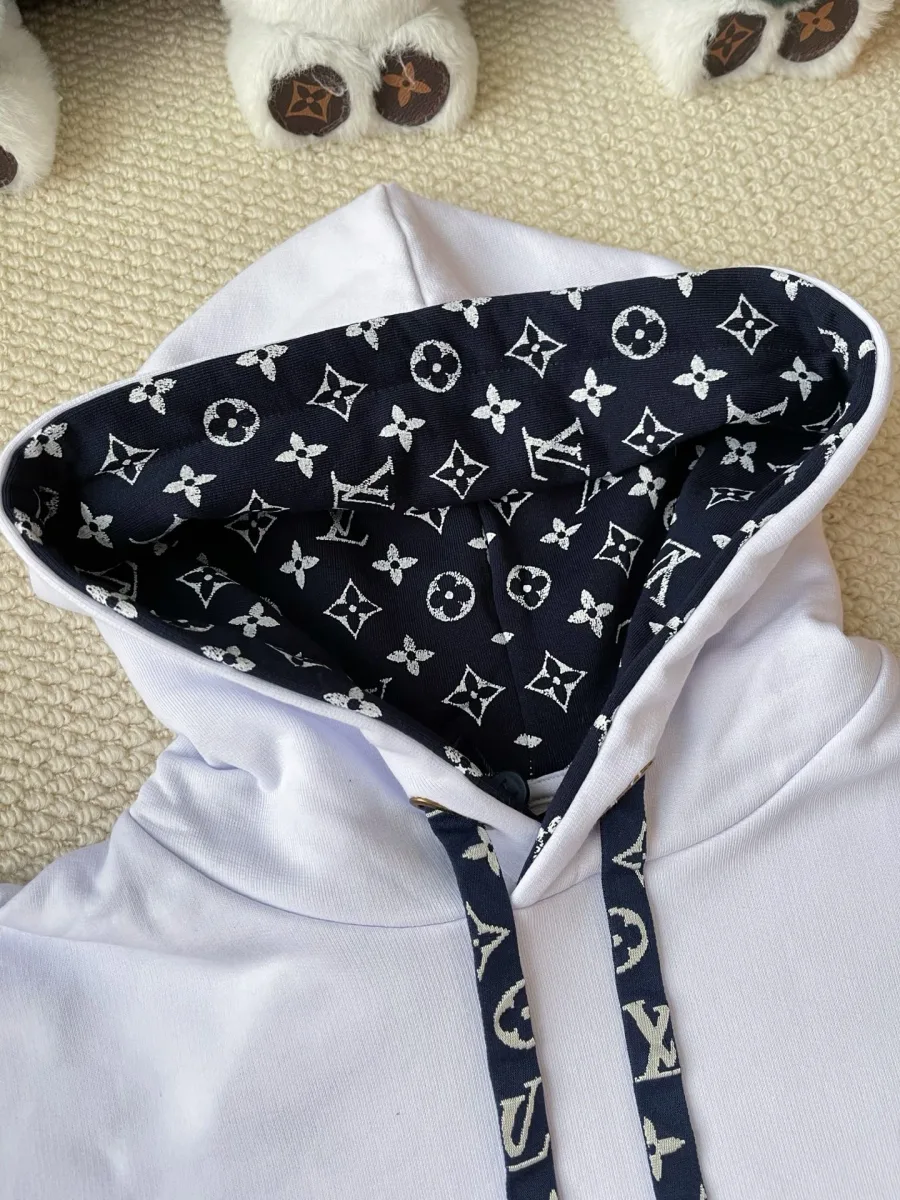 Капюшон худи с контрастной синей подкладкой с узором Monogram, крупный план