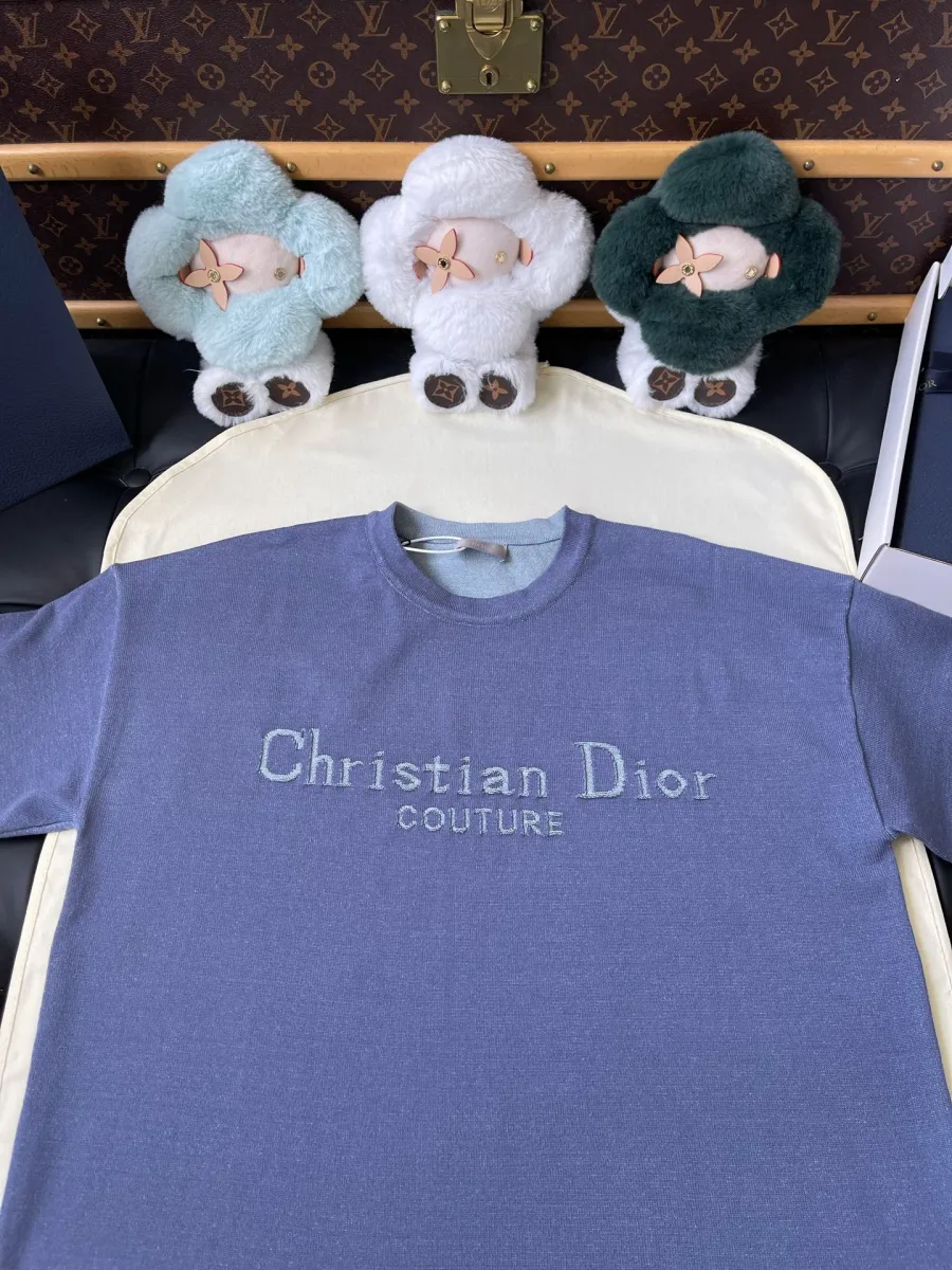 Вид спереди синей футболки Dior из трикотажа