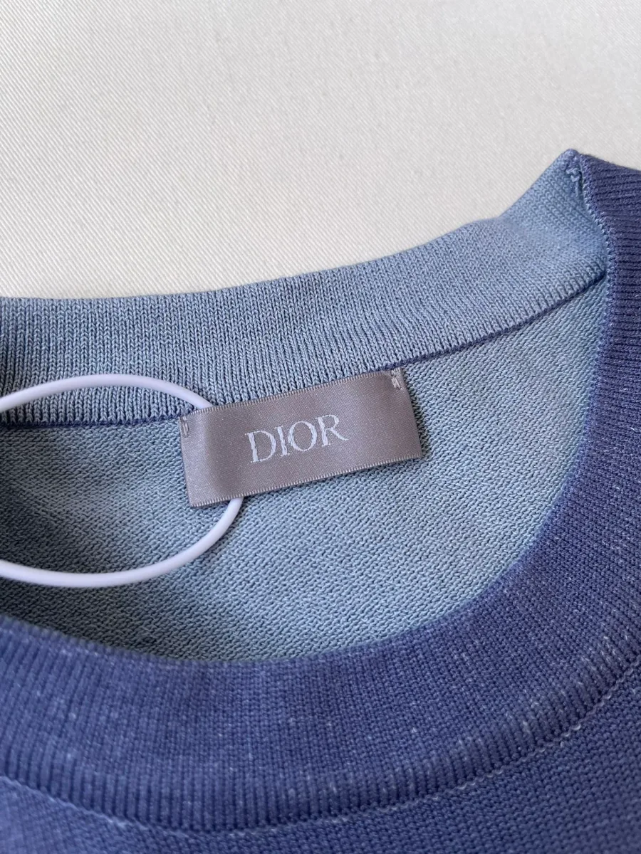 Внутренняя этикетка с брендингом Dior на воротнике