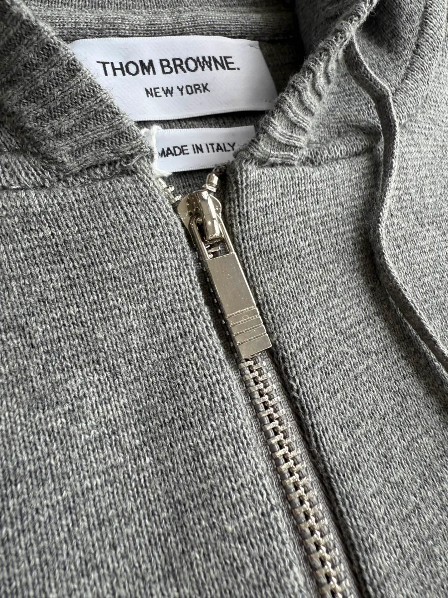 Фирменный ярлык Thom Browne New York и металлическая застёжка-молния