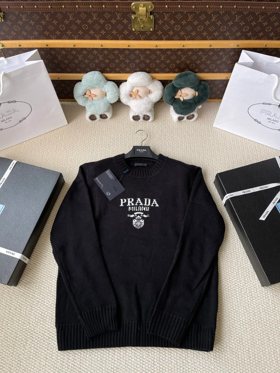 Мужской чёрный джемпер с логотипом Prada Milano, общий вид спереди