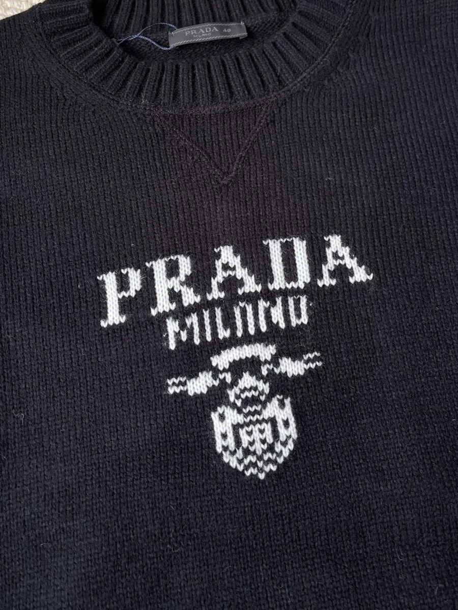 Контрастный белый логотип Prada Milano на груди джемпера