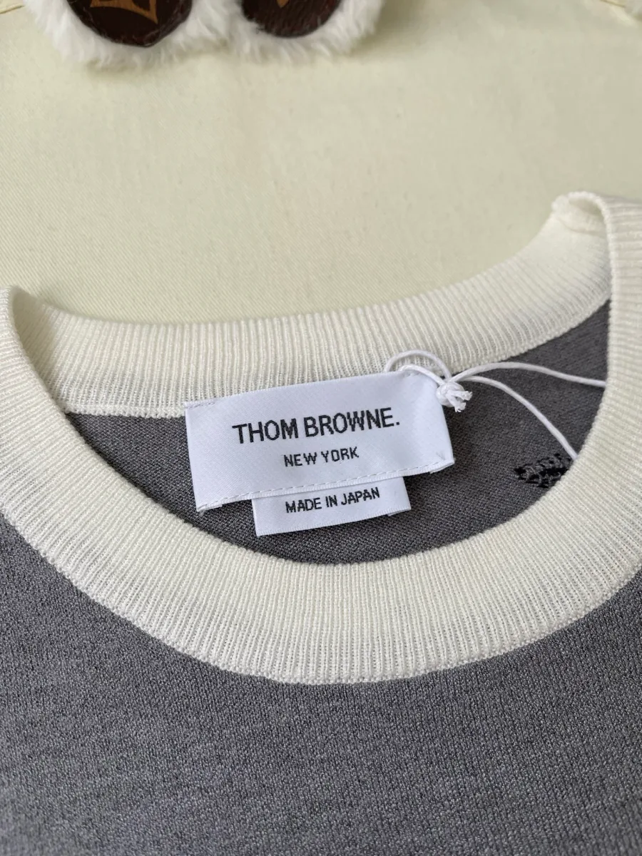 Внутренняя бирка Thom Browne New York на горловине серой футболки