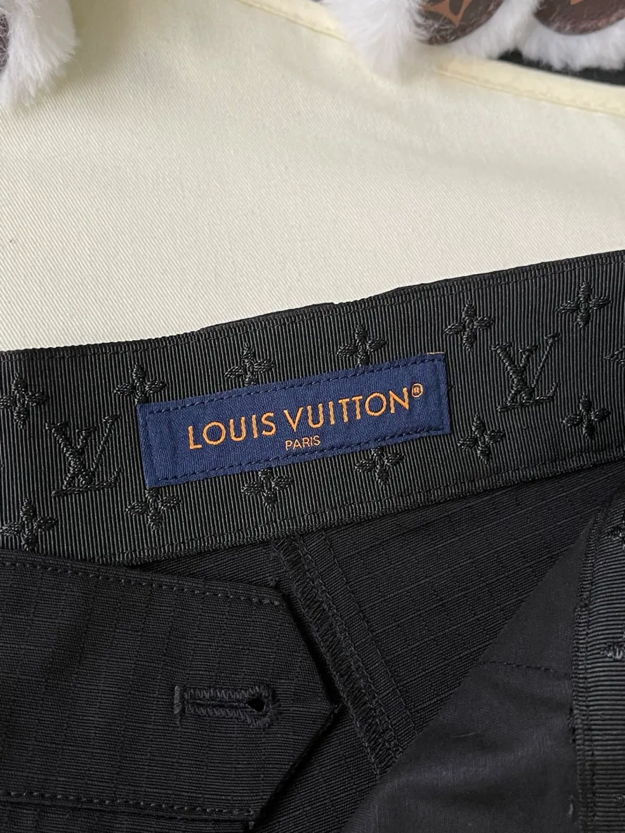 Внутренняя отделка пояса с узором Monogram и нашивкой Louis Vuitton