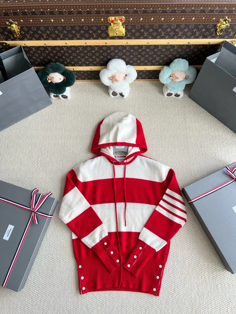 Мужское вязаное худи Thom Browne в красно-белую полоску, вид спереди