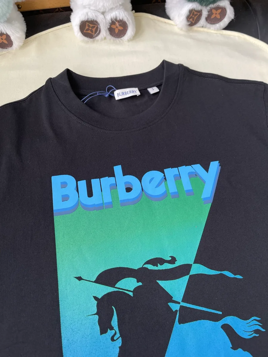 Крупный план принта с эмблемой всадника и надписью Burberry