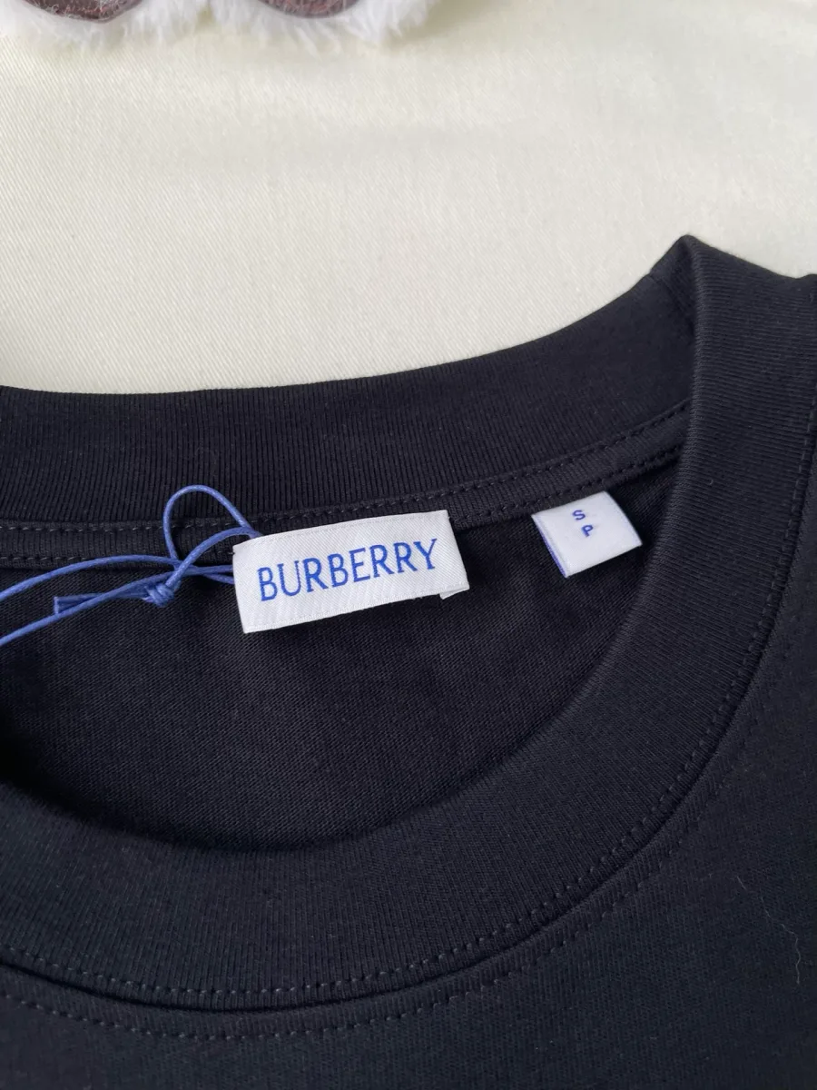 Фирменная бирка Burberry на внутренней стороне горловины