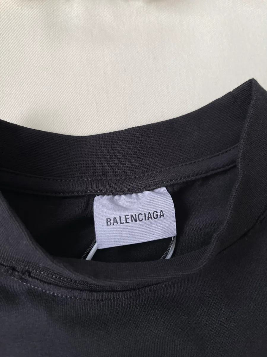 Тканевый ярлык с логотипом Balenciaga на внутренней стороне горловины
