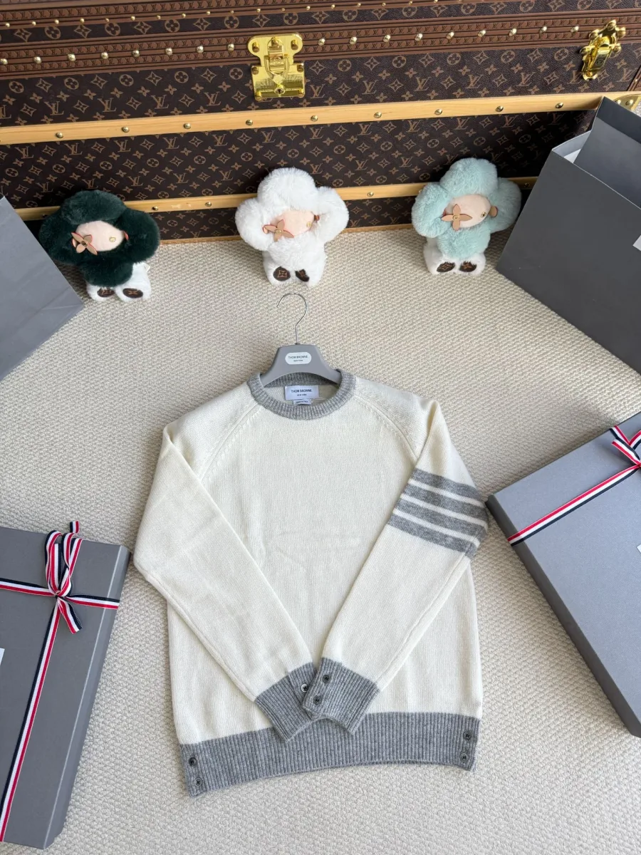Белый шерстяной джемпер Thom Browne с серыми деталями, вид спереди