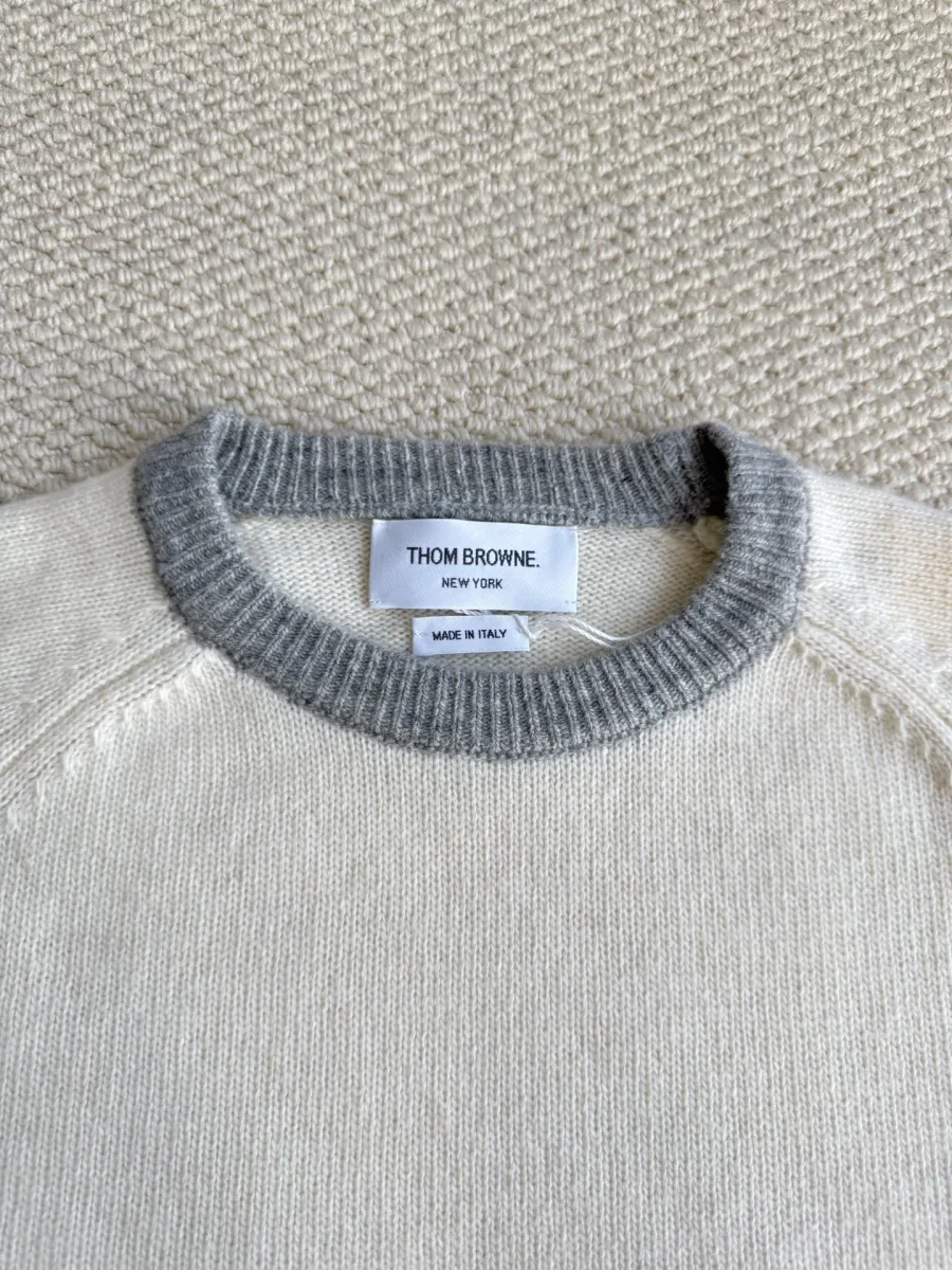 Круглый вязаный воротник с серой резинкой и ярлыком Thom Browne