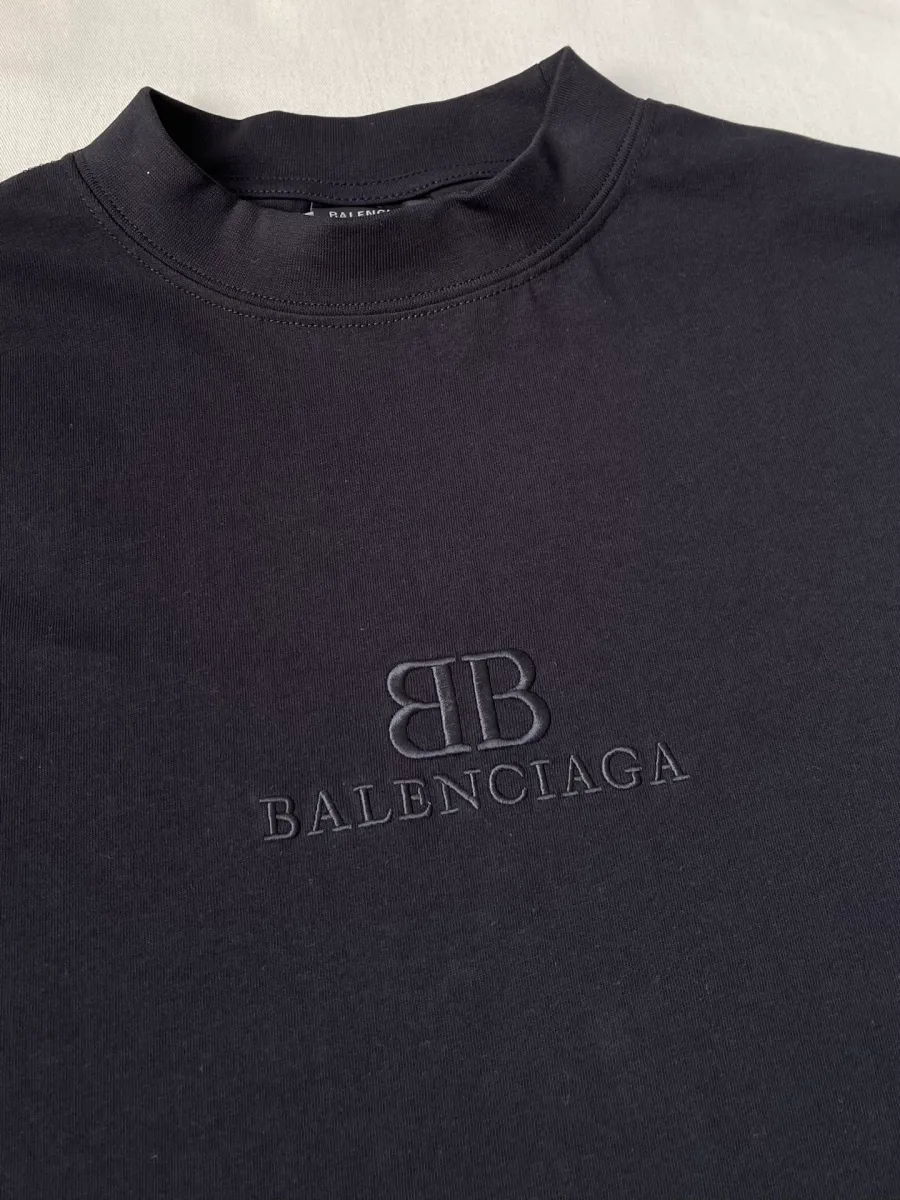 Вышитый тональный логотип BB Balenciaga на груди крупным планом