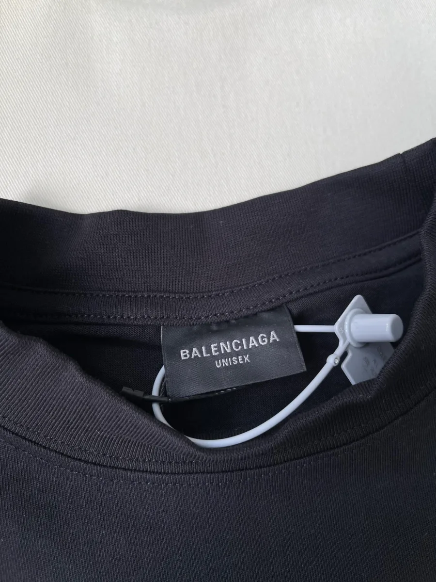 Внутренняя бирка с надписью Balenciaga Unisex у выреза горловины