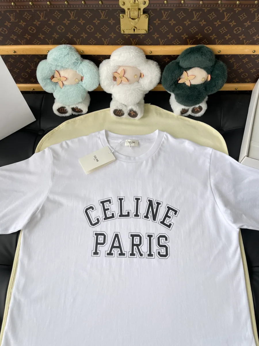 Футболка Celine белого цвета с принтом Celine Paris, верхняя часть крупным планом