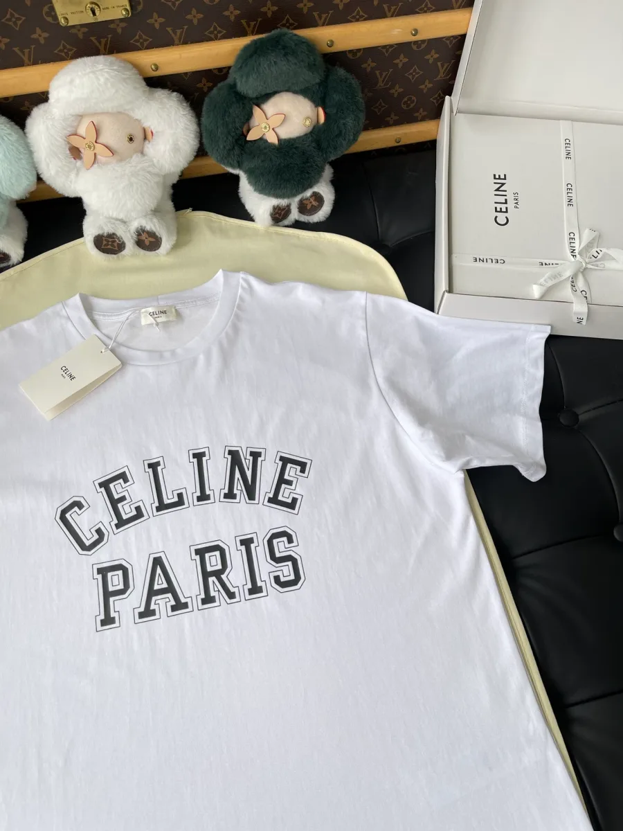 Белая футболка Celine с принтом, ракурс под углом спереди