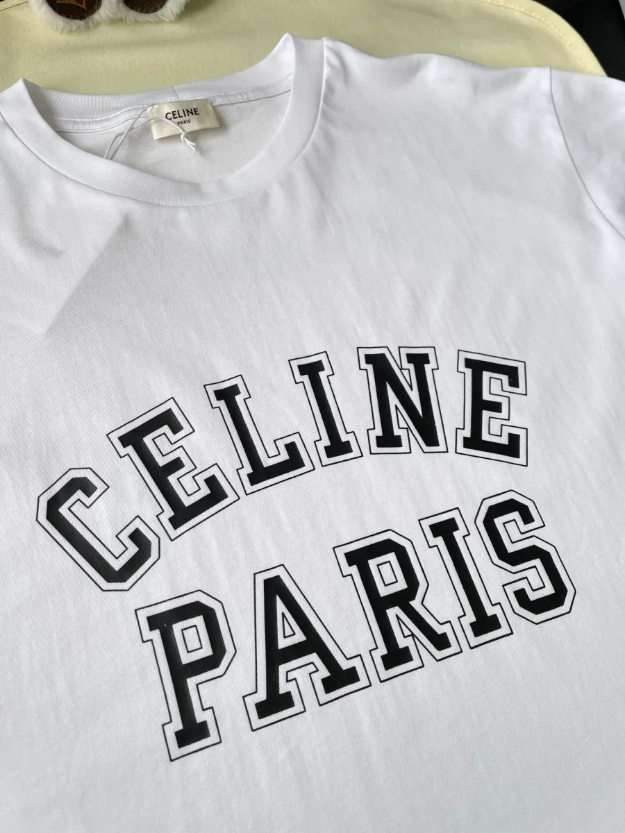 Принт Celine Paris в университетском стиле на белой футболке, крупный план