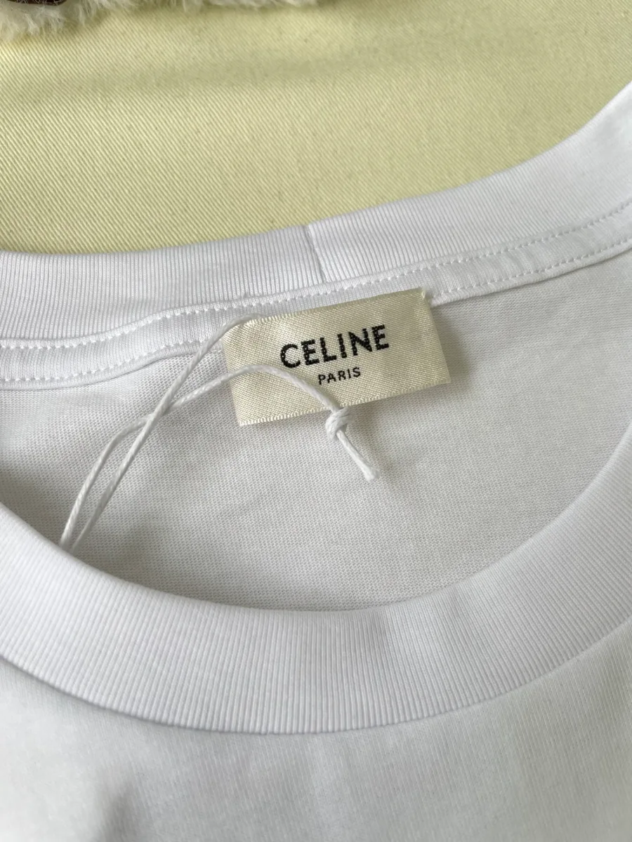 Тканевая бирка Celine Paris на внутренней стороне горловины белой футболки