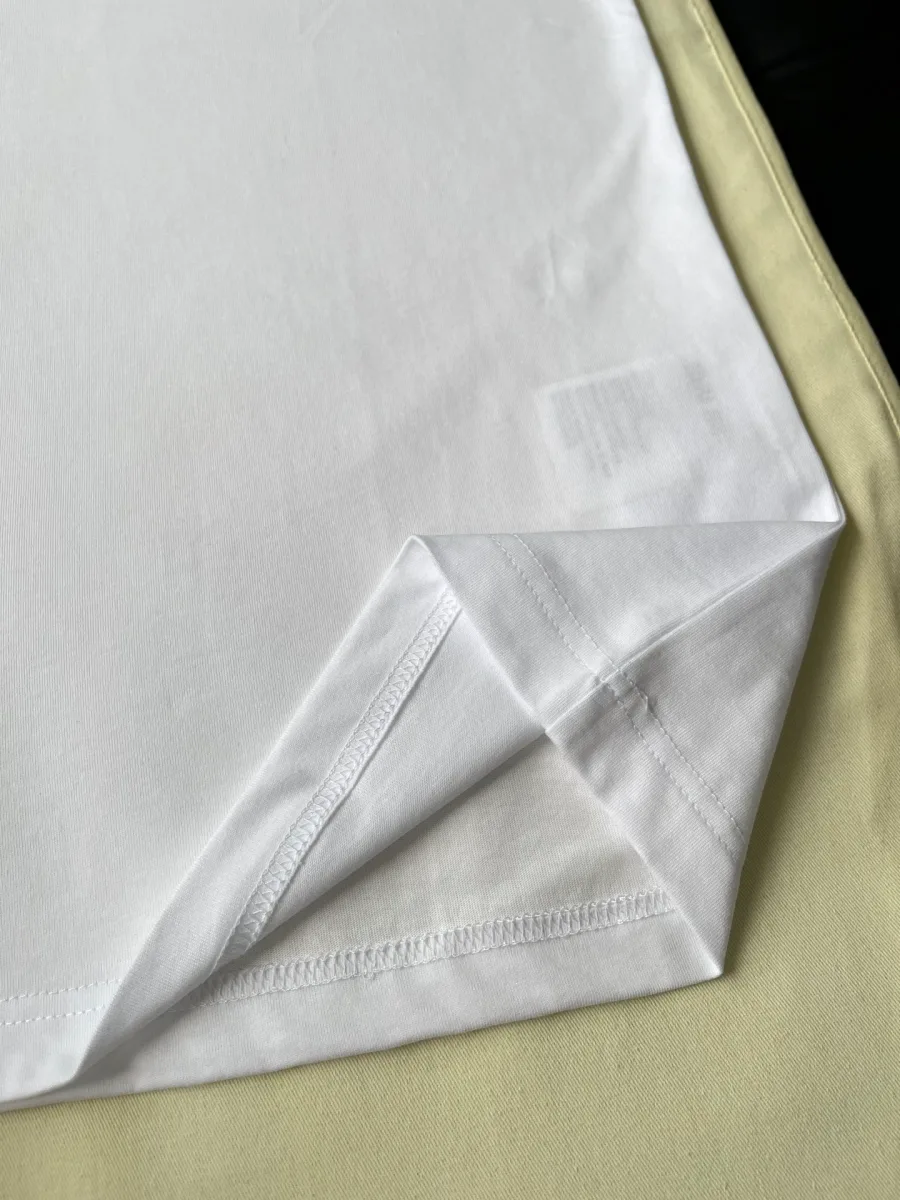 Нижний край белой футболки и текстура трикотажной ткани