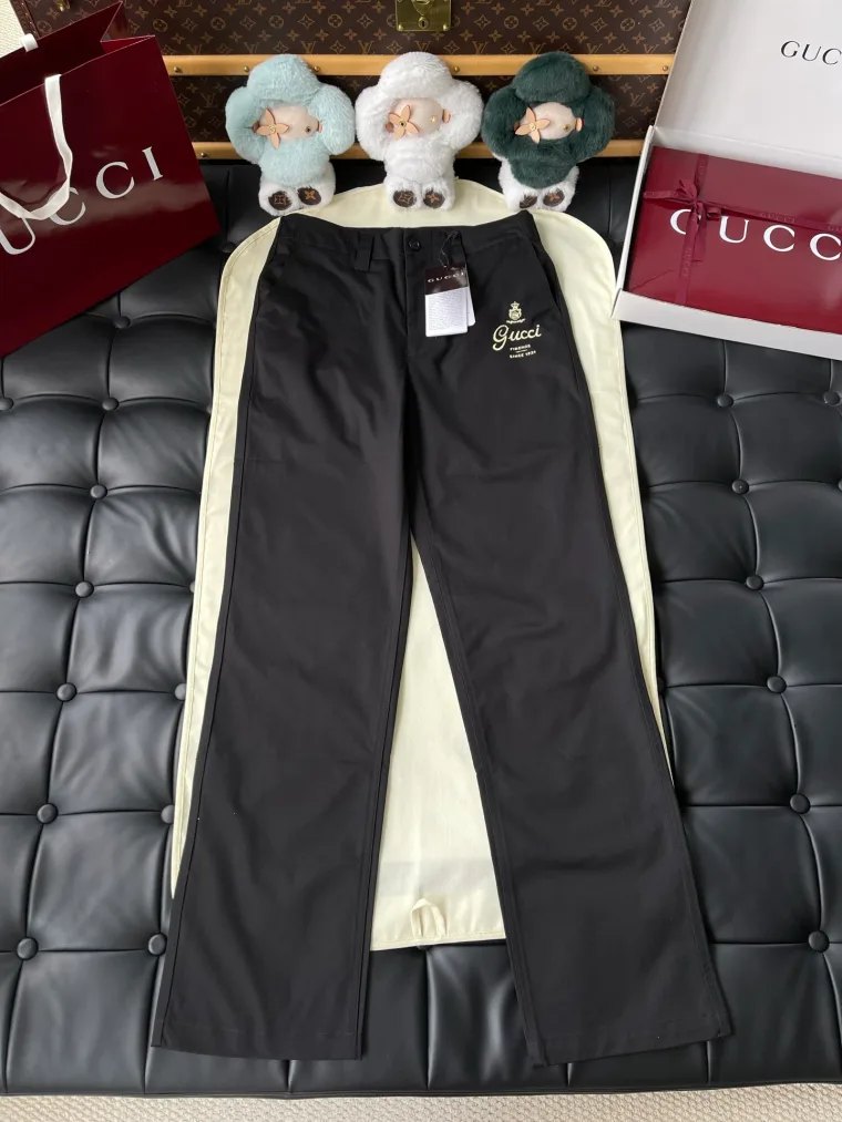 Gucci Чёрные прямые брюки с золотистой вышивкой логотипа