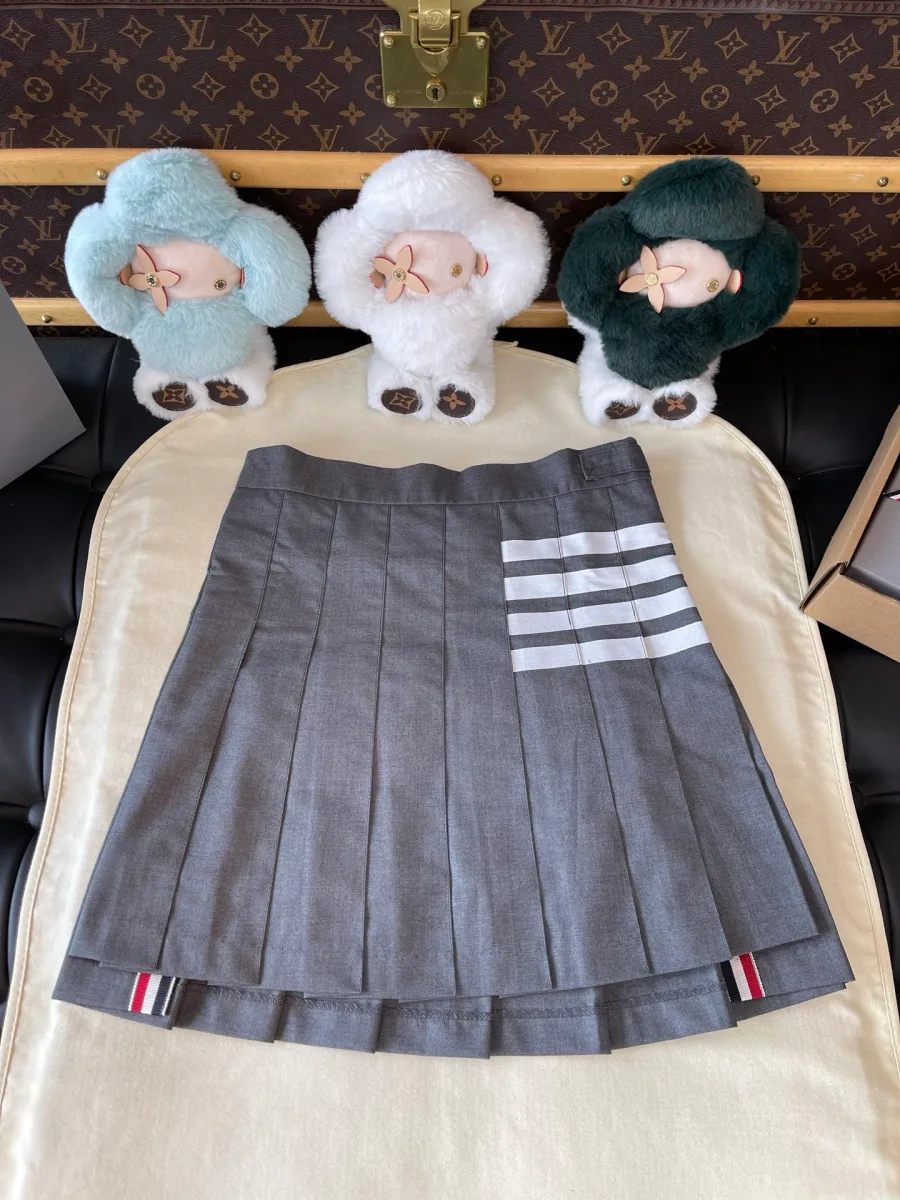 Серая плиссированная юбка Thom Browne с полосками