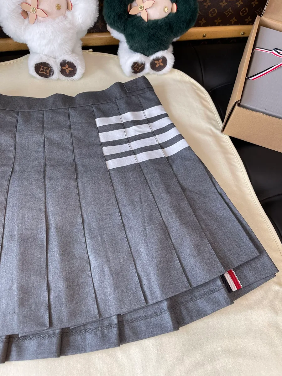 Вид сзади на плиссированную юбку Thom Browne