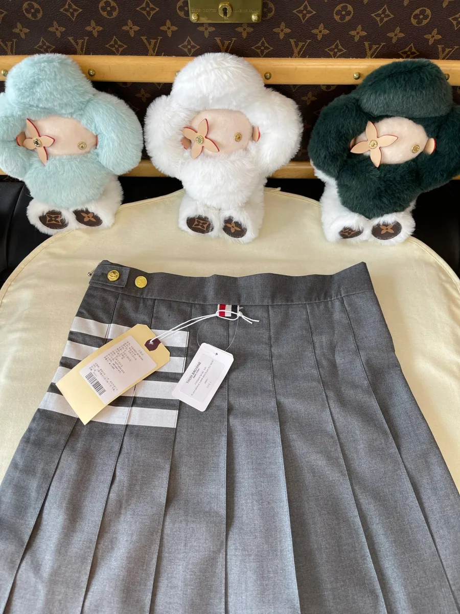 Фирменная нашивка Thom Browne на подоле