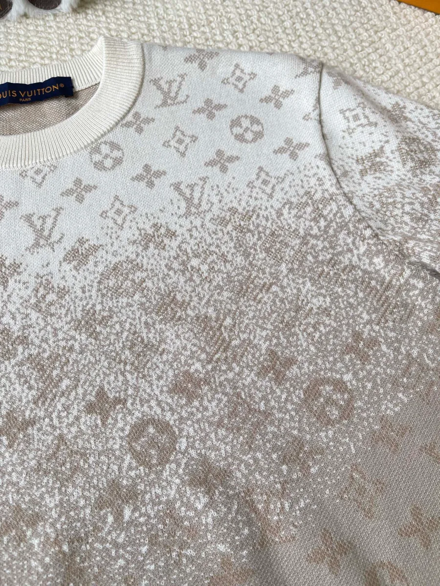 Крупный план градиентного узора Monogram на плече и груди