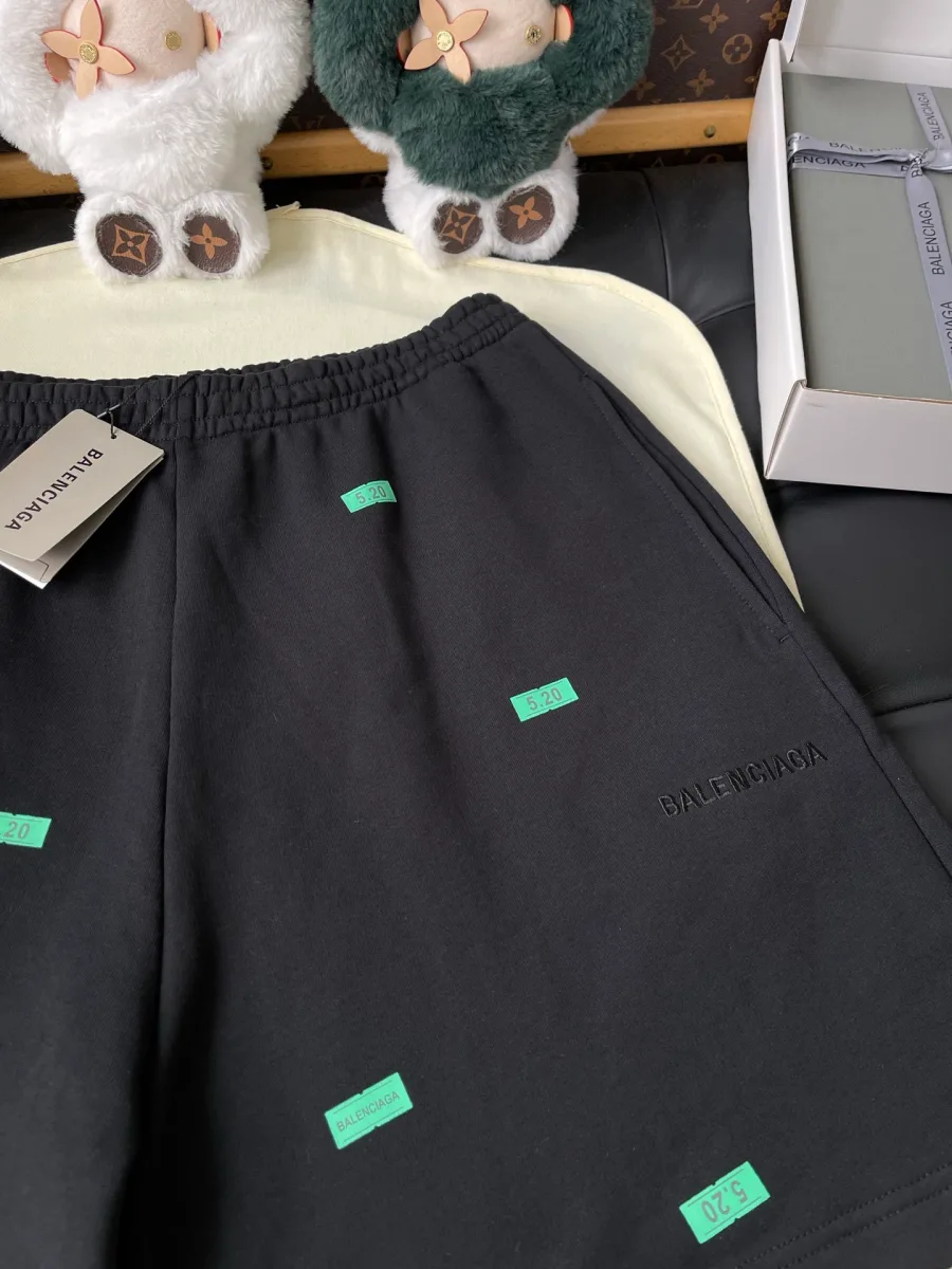 Чёрные шорты с тональной вышивкой логотипа Balenciaga