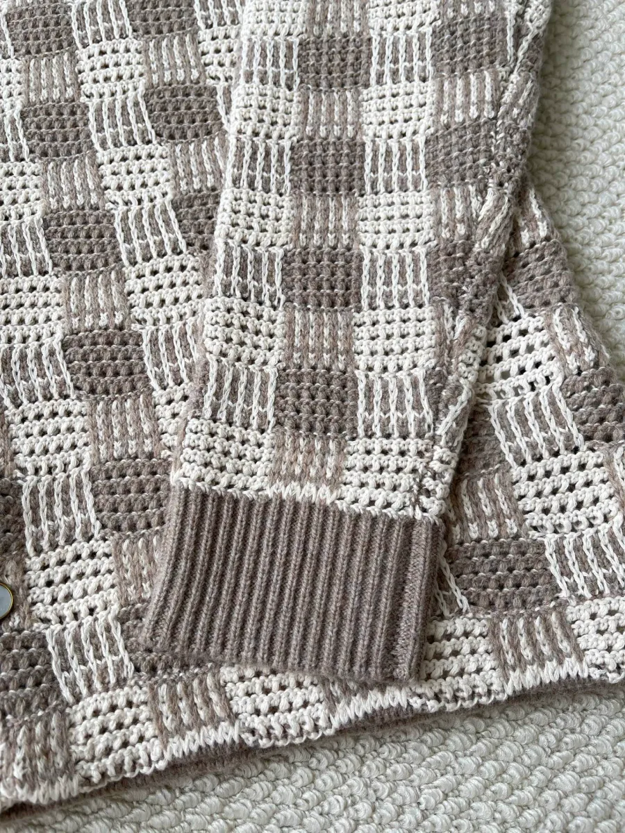 Рукав и манжета кардигана в рубчик с узором Damier крупным планом