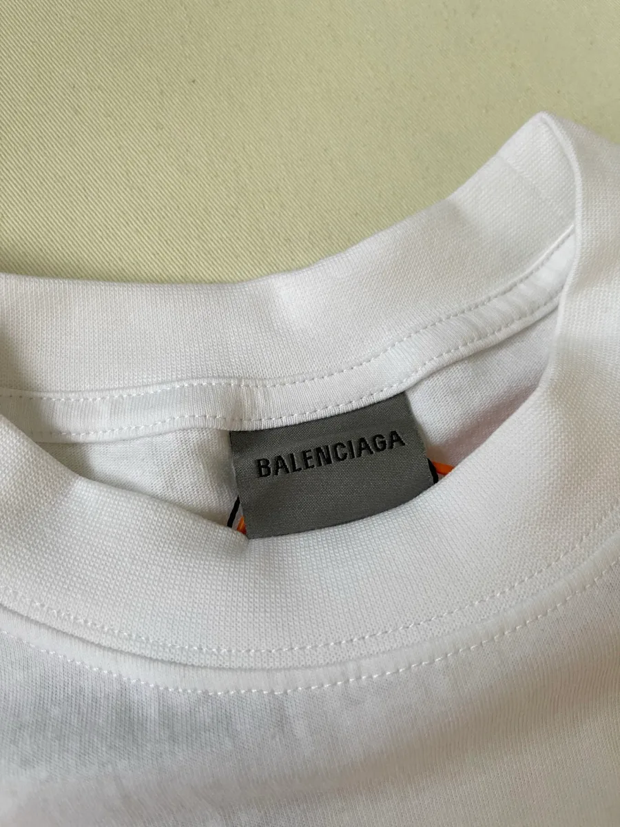 Внутренний текстильный ярлык с логотипом Balenciaga на горловине