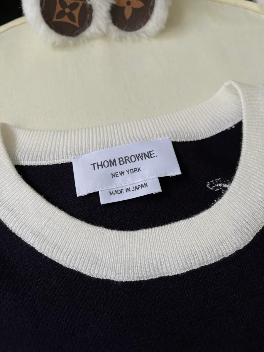 Фирменная бирка Thom Browne New York на внутренней стороне горловины футболки