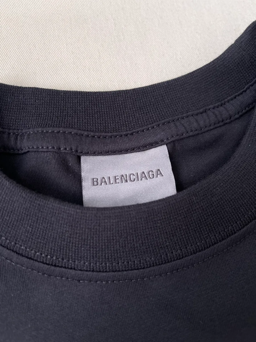 Крупный план внутреннего тканого ярлыка Balenciaga на горловине