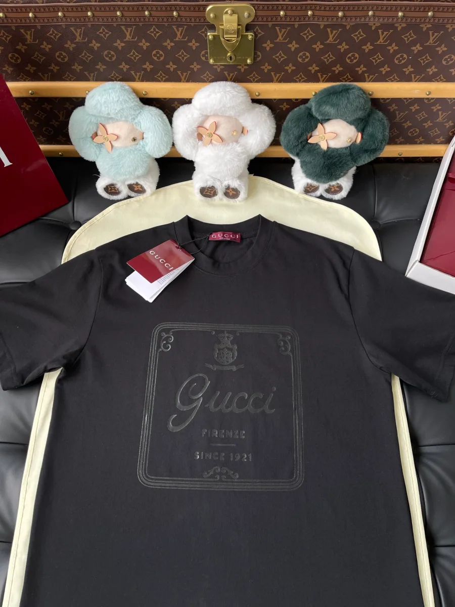 Чёрная футболка с тональным принтом Gucci Firenze Since 1921, вид спереди