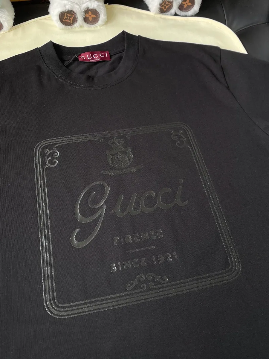 Крупный план тонального принта с надписью Gucci Firenze Since 1921