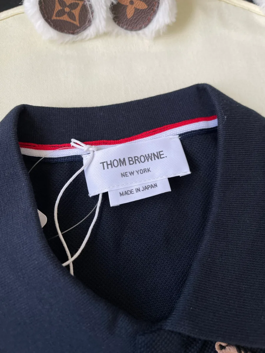 Внутренняя бирка Thom Browne New York на горловине тёмно-синего поло
