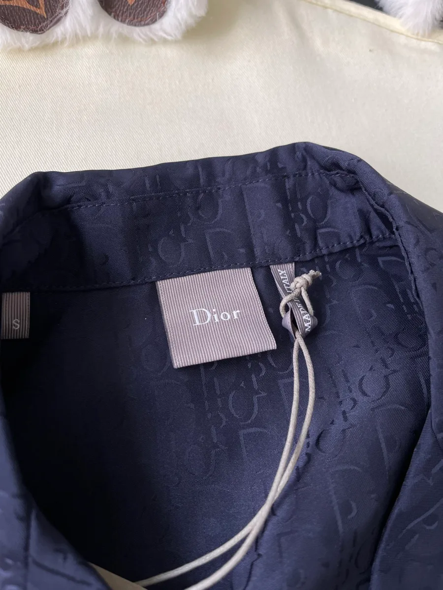 Фирменная бирка Dior на внутренней стороне воротника тёмно-синей рубашки