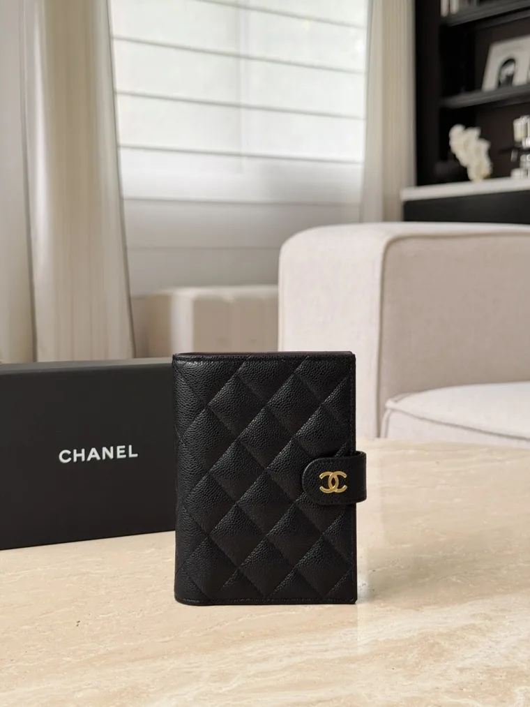 Chanel Чёрная обложка для паспорта Passport Holder
